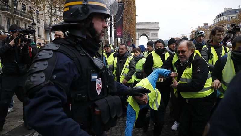 У Франції хочуть видати премії копам, які працюють на протестах "жовтих жилетів"