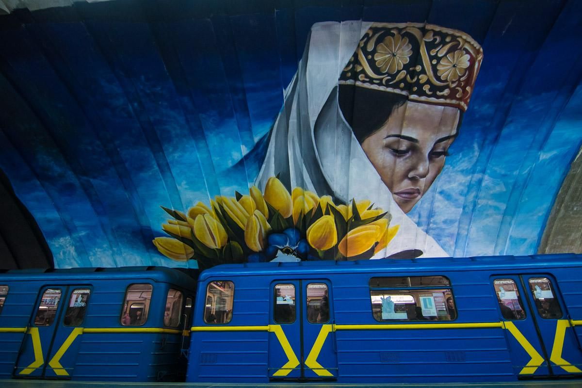 Станція метро "Осокорки" перетворилася на арт-об'єкт: вражаючі фото