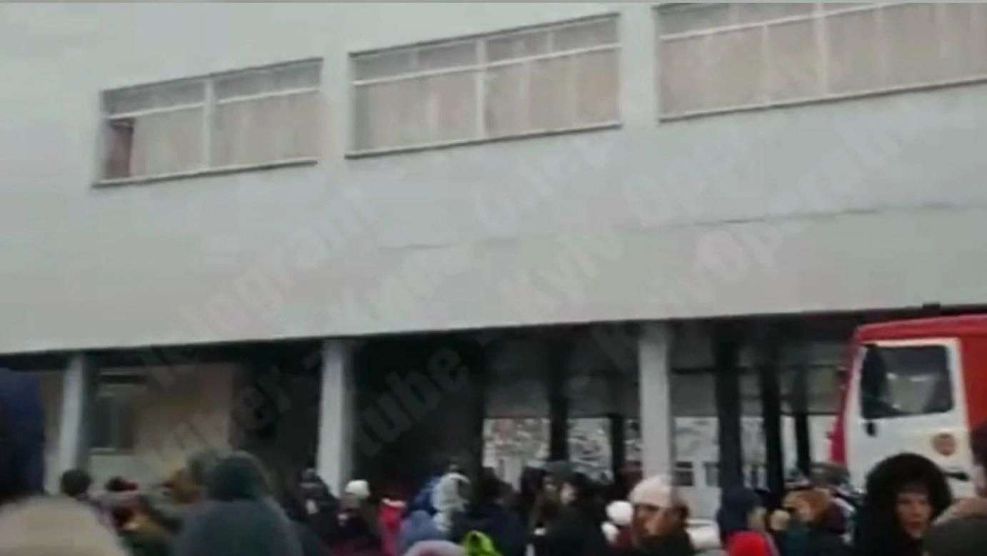 Загорелась школа в Киеве, детей пришлось эвакуировать: видео инцидента