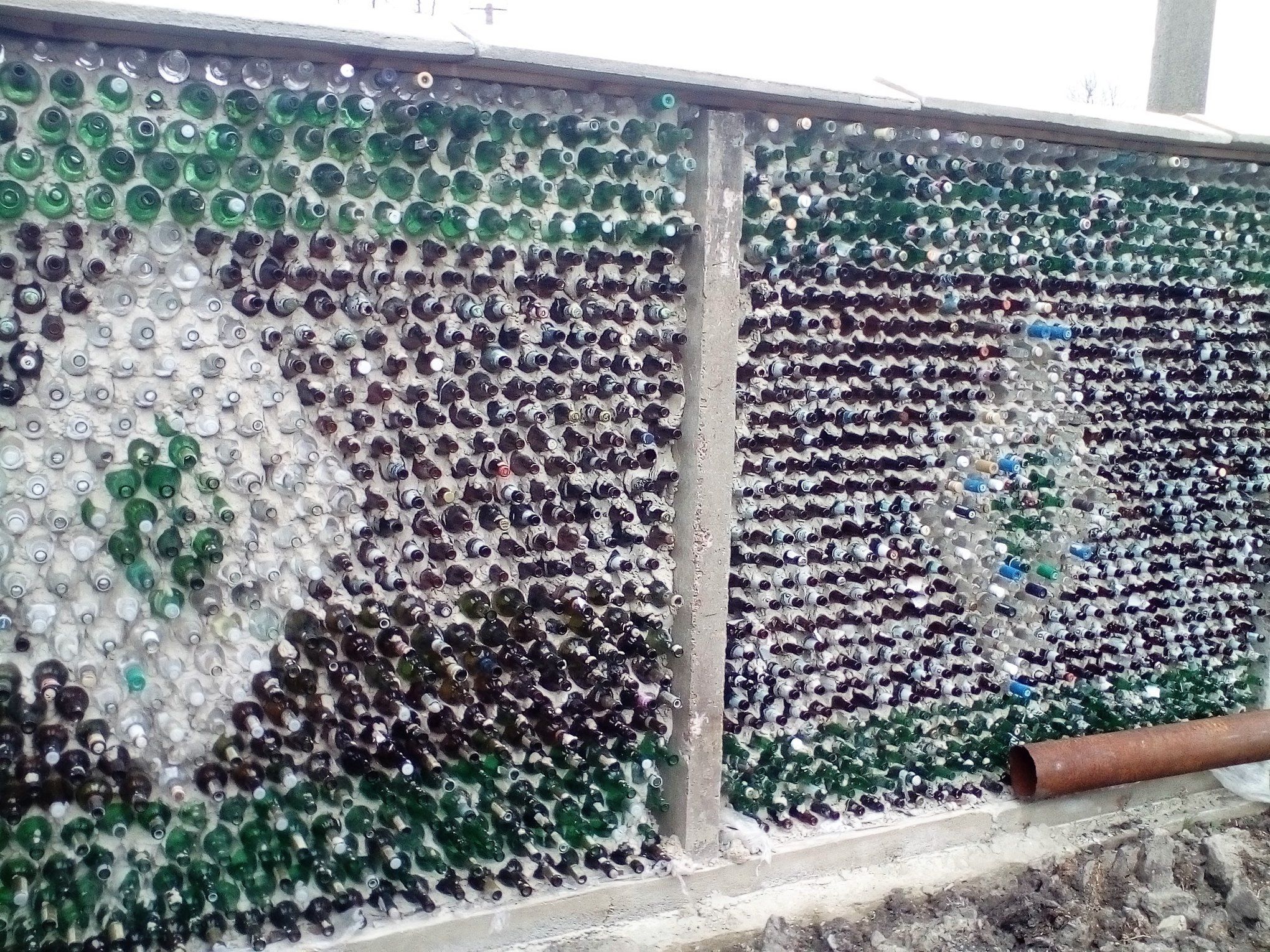 Паркан із пляшок: на Житомирщині чоловік власноруч збудував вигадливу огорожу