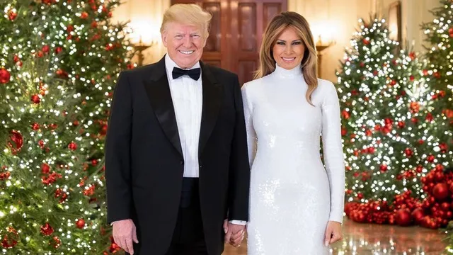 Різдвяна листівка Дональда Трампа та Меланії