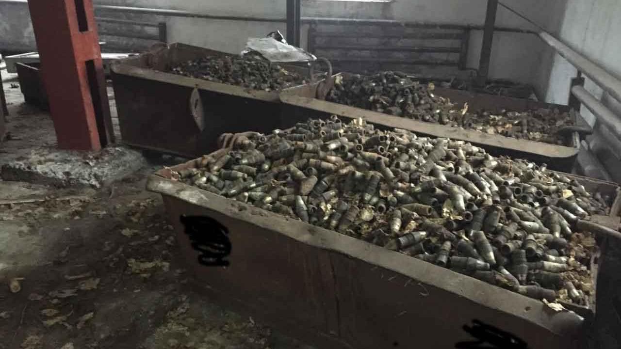 На Дніпропетровщині викрили схрон з 15 тоннами детонаторів до снарядів: фото та відео