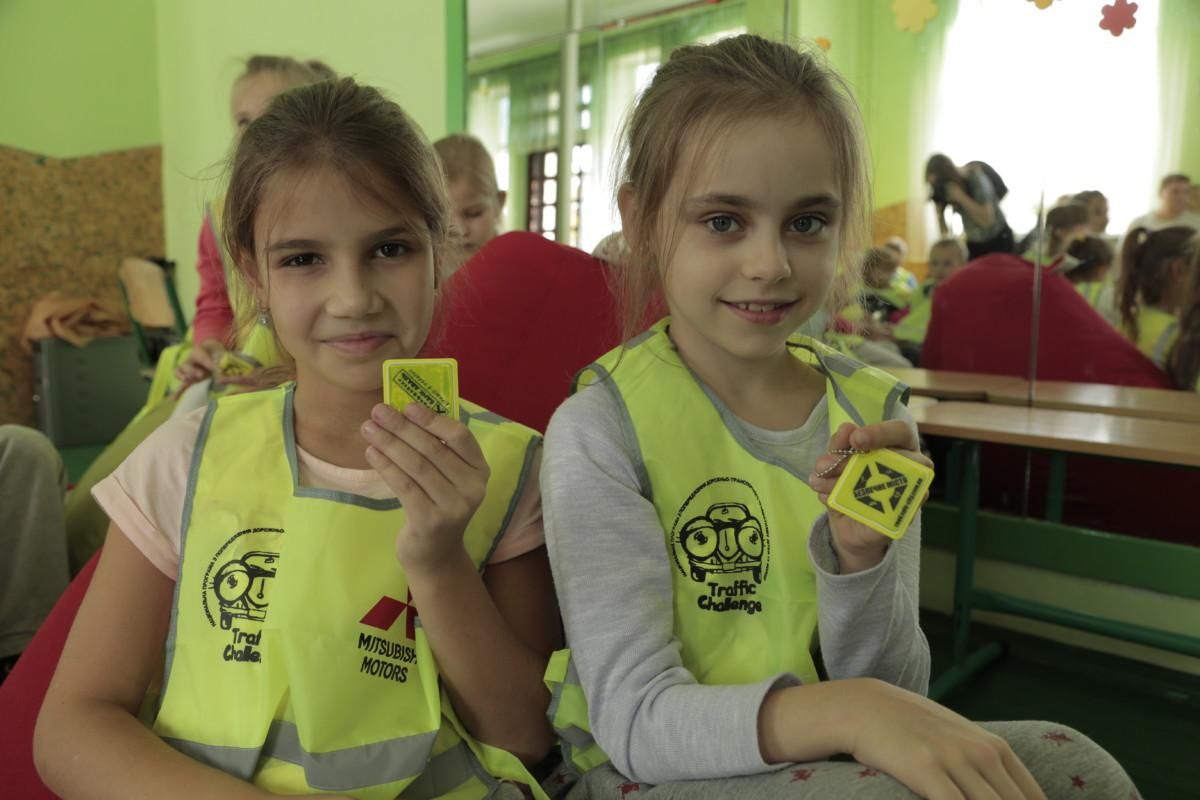Украинские школьники получат светоотражающие элементы на одежду