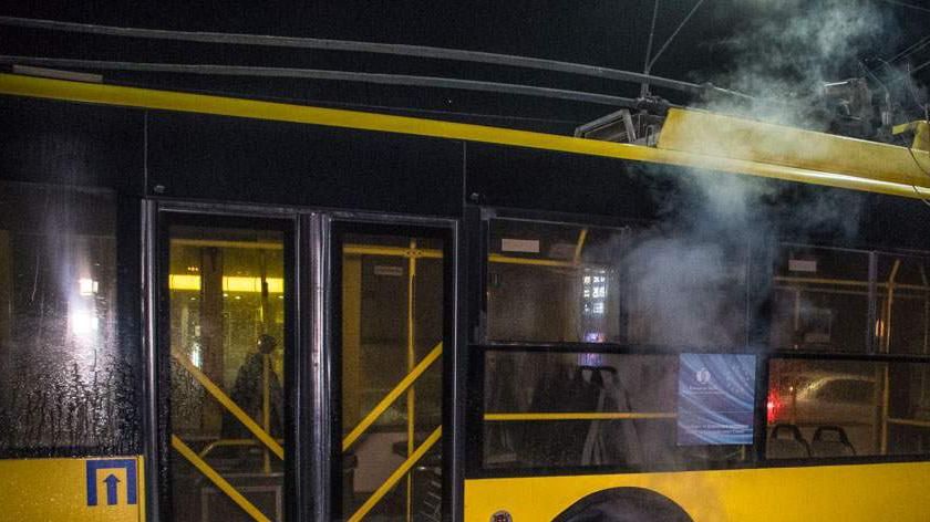 Троллейбус с пассажирами загорелся в Киеве: видео