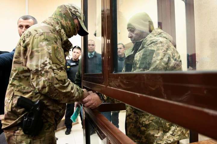 Четырех пленных моряков оставили под стражей и сократили срок заключения на один день
