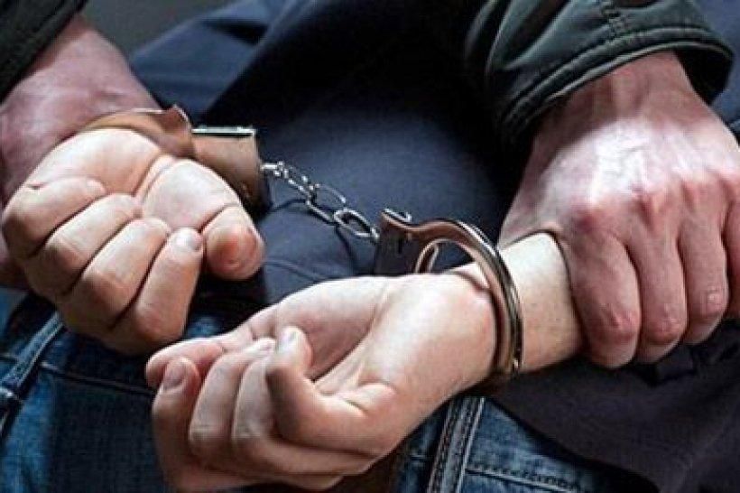 Невдале пограбування: в Ужгороді чоловік повис на паркані під час втечі – фото