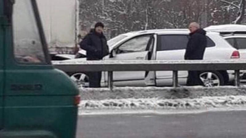 На виїзді з Києва сталася серйозна ДТП: відео з місця події На виїзді з Києва сталася серйозна ДТП: відео з місця події