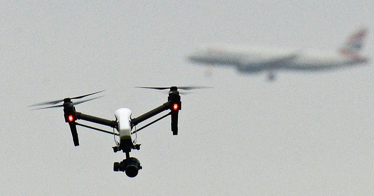 Аеропорт Лондона вже понад 12 годин не працює через дронів