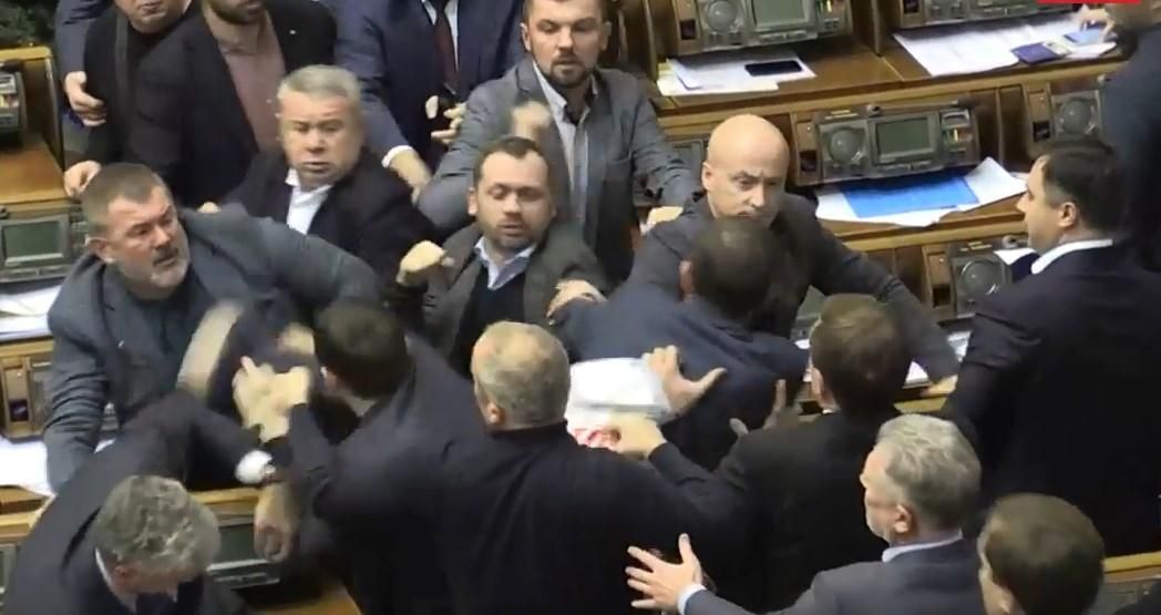 Депутати побились після ухвалення закону про зміни назви УПЦ МП: відео та фото Депутати побились після ухвалення закону про зміни назви УПЦ МП: відео та фото