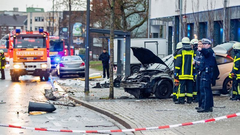 У Німеччині автомобіль наїхав на людей на зупинці: багато постраждалих