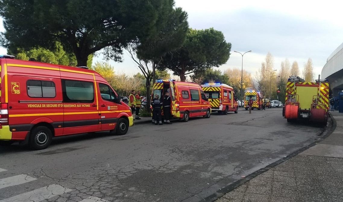 Во Франции поезд метро с пассажирами во время движения сошел с рельсов: есть пострадавшие