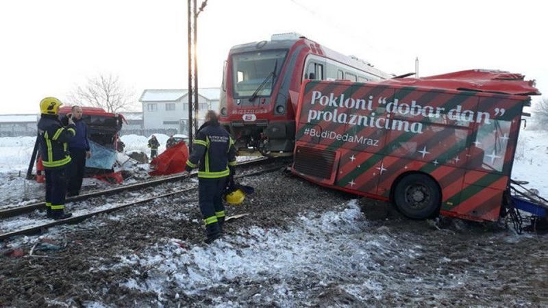 В Сербии поезд протаранил школьный автобус: много жертв – фото