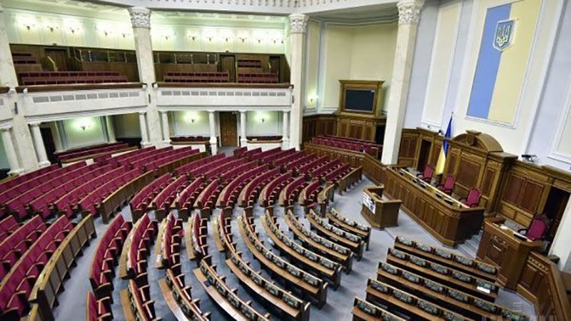 Більшість депутатів прогуляли останнє засідання Ради у році: фото