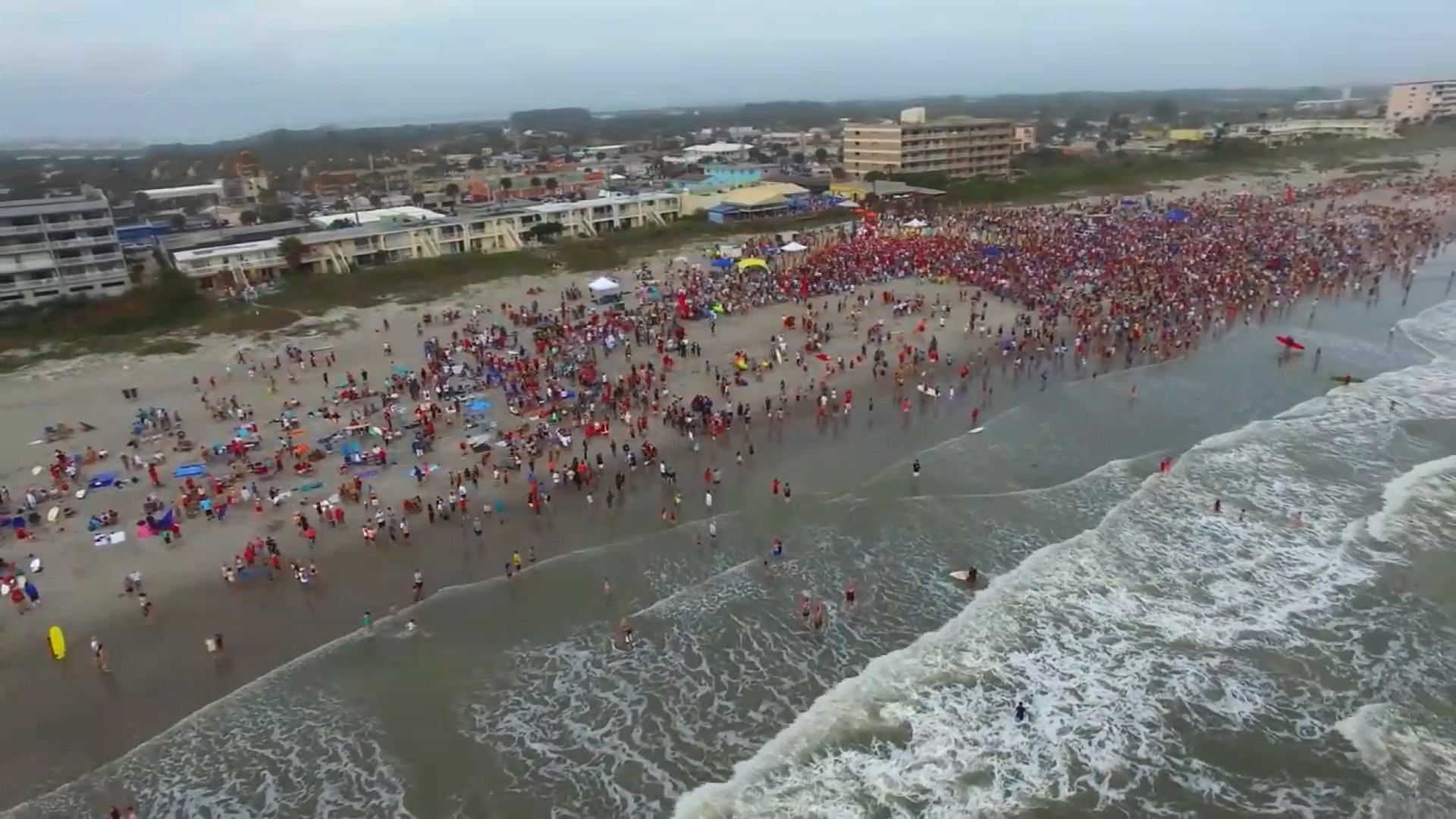 Во Флориде состоялся масштабный заплыв Санта-Клаусов: увлекательное видео Во Флориде состоялся масштабный заплыв Санта-Клаусов: увлекательное видео