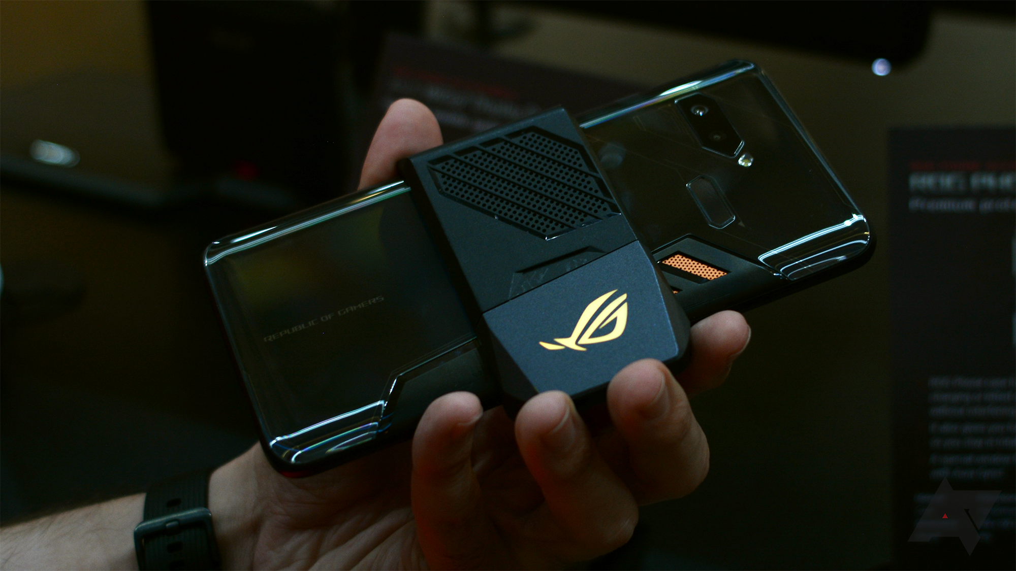 Неймовірний ігровий смартфон ASUS ROG Phone пройшов випробування на міцність: відео Неймовірний ігровий смартфон ASUS ROG Phone пройшов випробування на міцність: відео