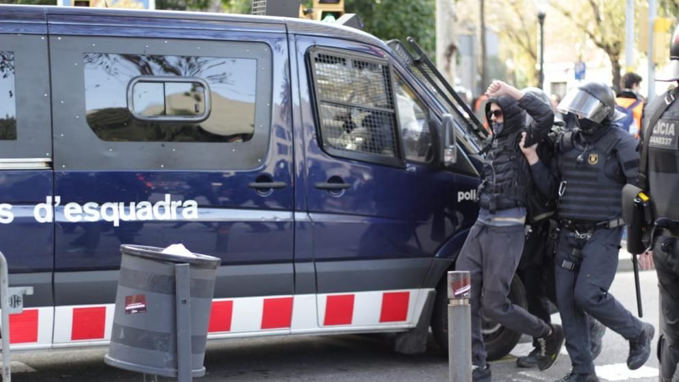 В Барселоне задержано 12 протестующих, которые собирались применить коктейли Молотова