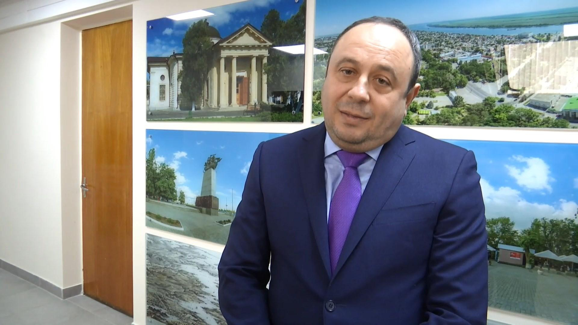 Кричал и толкался: в Херсоне чиновник устроил драку с гражданами, которые пришли на прием