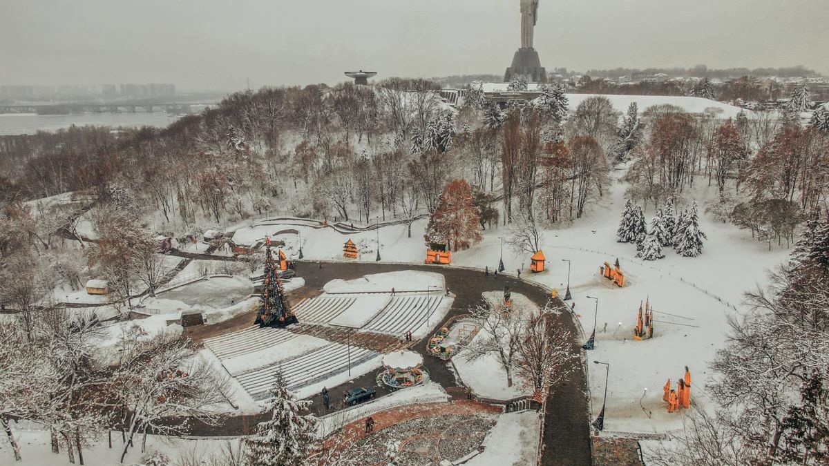 У Києві тонни цитрусових стали помешканнями фантастичних героїв: фото, відео У Києві тонни цитрусових стали помешканнями фантастичних героїв: фото, відео