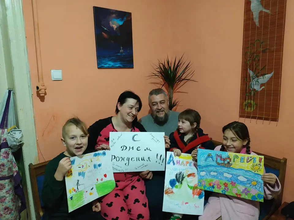 Сім'я військовополоненого моряка Андрія Ейдера привітали його з днем народження Сім'я військовополоненого моряка Андрія Ейдера привітали його з днем народження