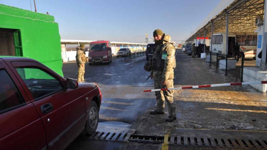 Шалений ажіотаж на лінії розмежування: скільки людей перетнули КПВВ на Донбасі за добу Шалений ажіотаж на лінії розмежування: скільки людей перетнули КПВВ на Донбасі за добу