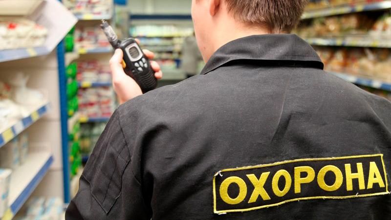 В киевском супермаркете охранники зверски набросились на людей и жестоко избили: видео