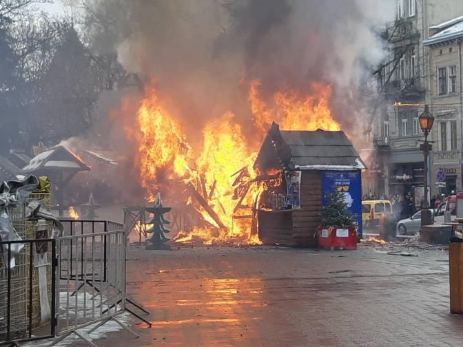 Пожежа на Різдвяному ярмарку в центрі Львова: що говорять очевидці