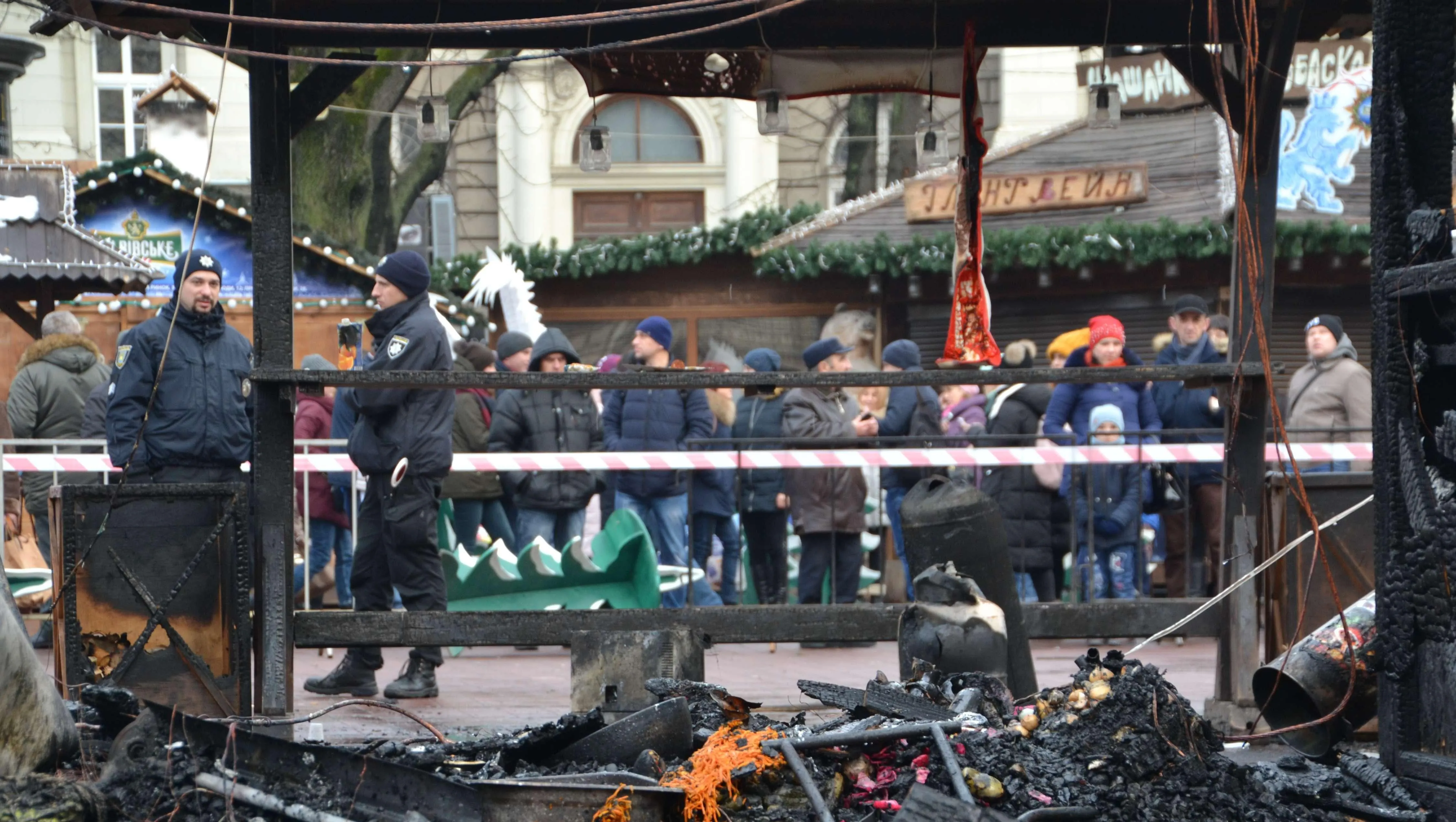 На місці пожежі у Львові працюють підрозділи поліції