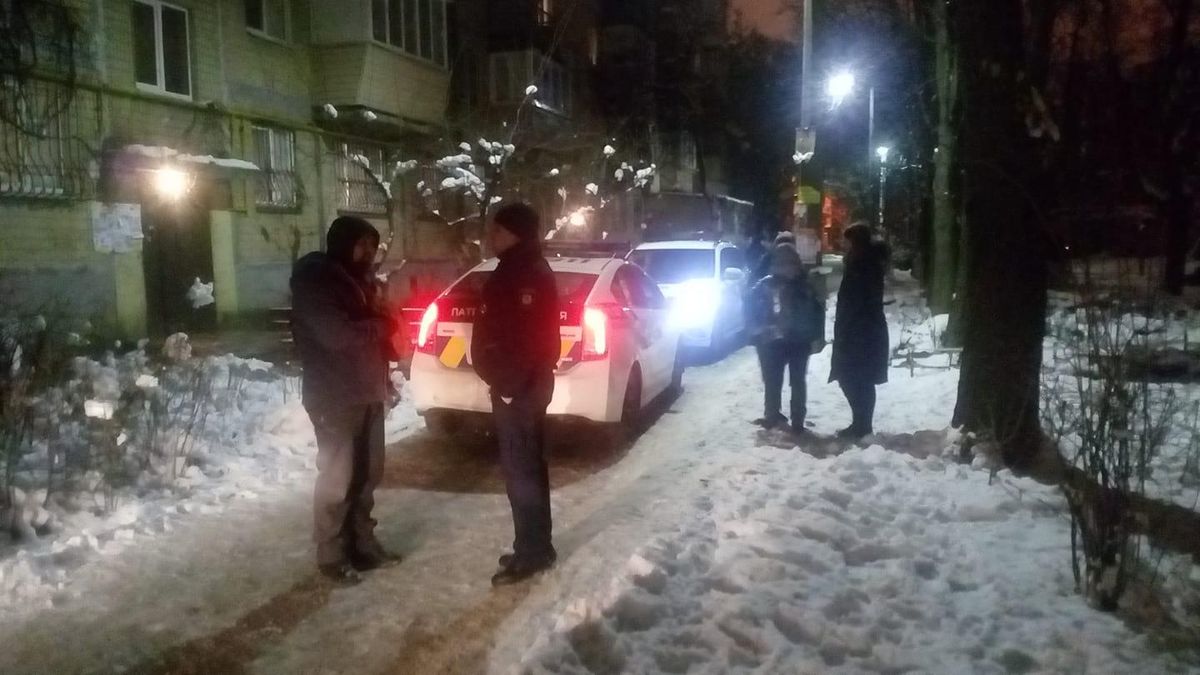 Напав із ножем на дитину: у Києві арештували поліцейського, який пограбував 12-річну дівчинку Напав із ножем на дитину: у Києві арештували поліцейського, який пограбував 12-річну дівчинку