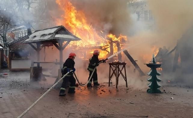 Пожар в центре Львова: количество пострадавших выросло, все ярмарки прекращают работу
