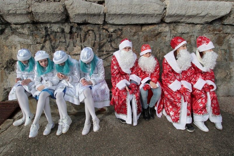 Снегурочки в кокошниках и "Ночные волки": в оккупированной Ялте провели парад Дедов Морозов