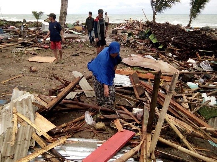 Кількість жертв цунамі в Індонезії стрімко збільшується: з’явилось відео моторошного удару води