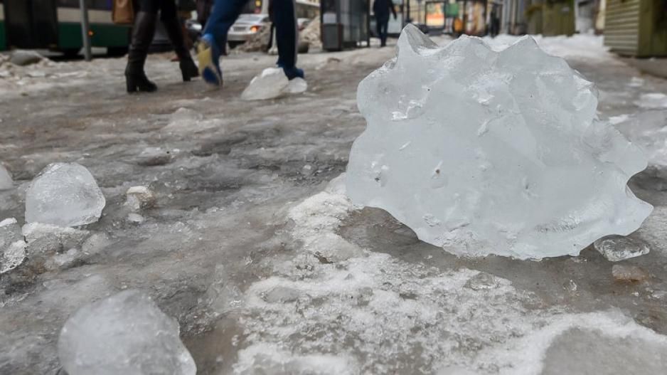 Глыба льда с крыши частного рынка  едва не убила пожилую женщину во Львове