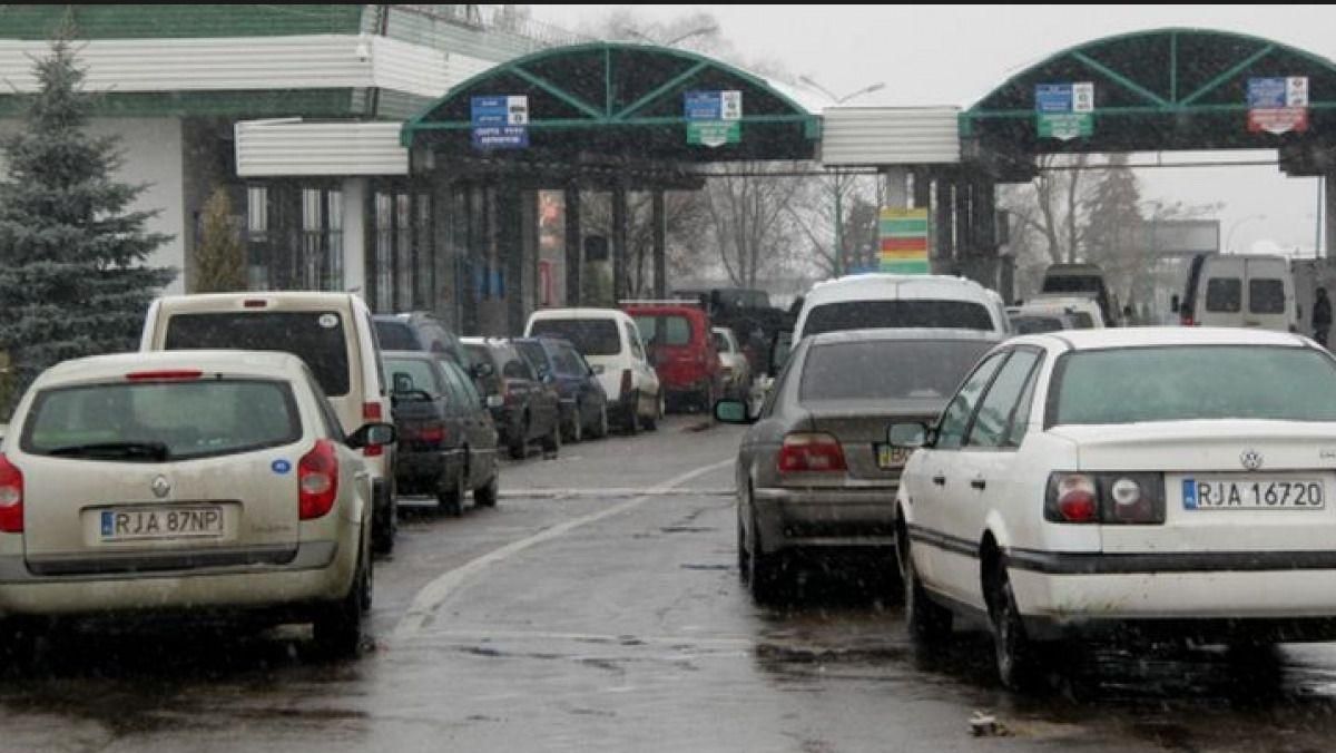 "Їдемо додому на Різдво": на кордоні з Польщею утворилися величезні черги