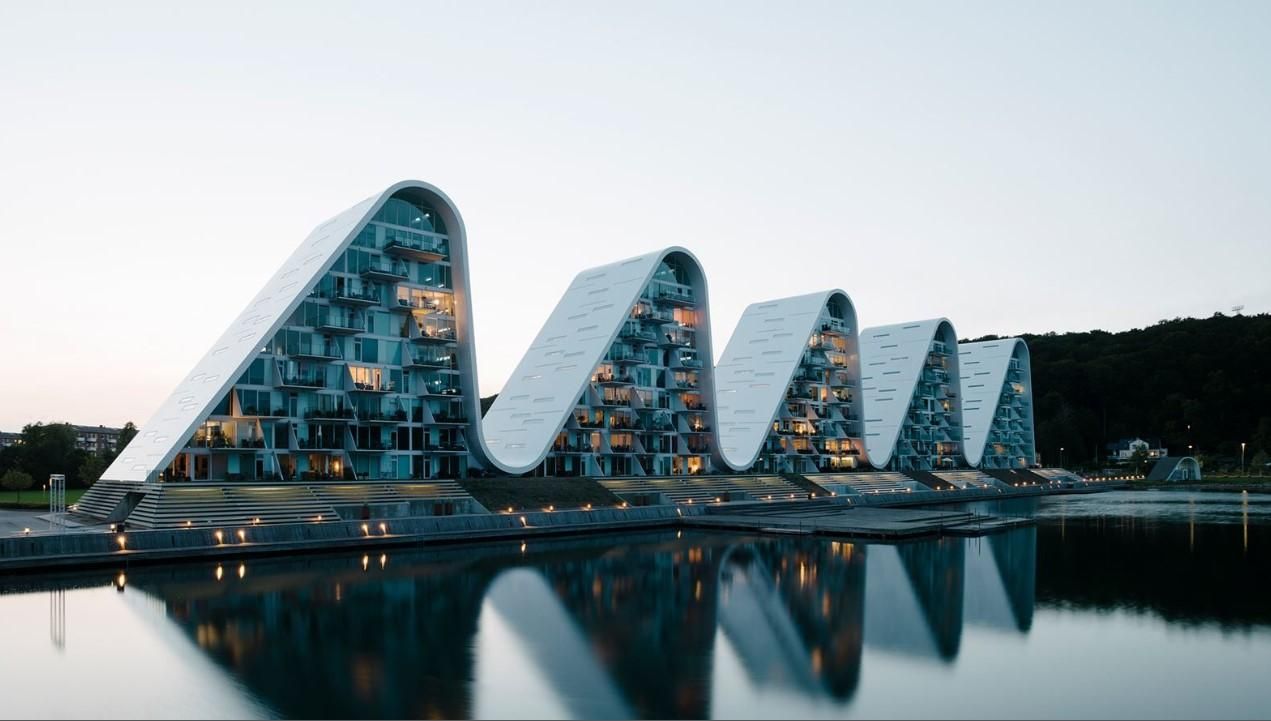 Жилой дом-волна "вынырнул" в Дании: фото впечатляющего сооружения