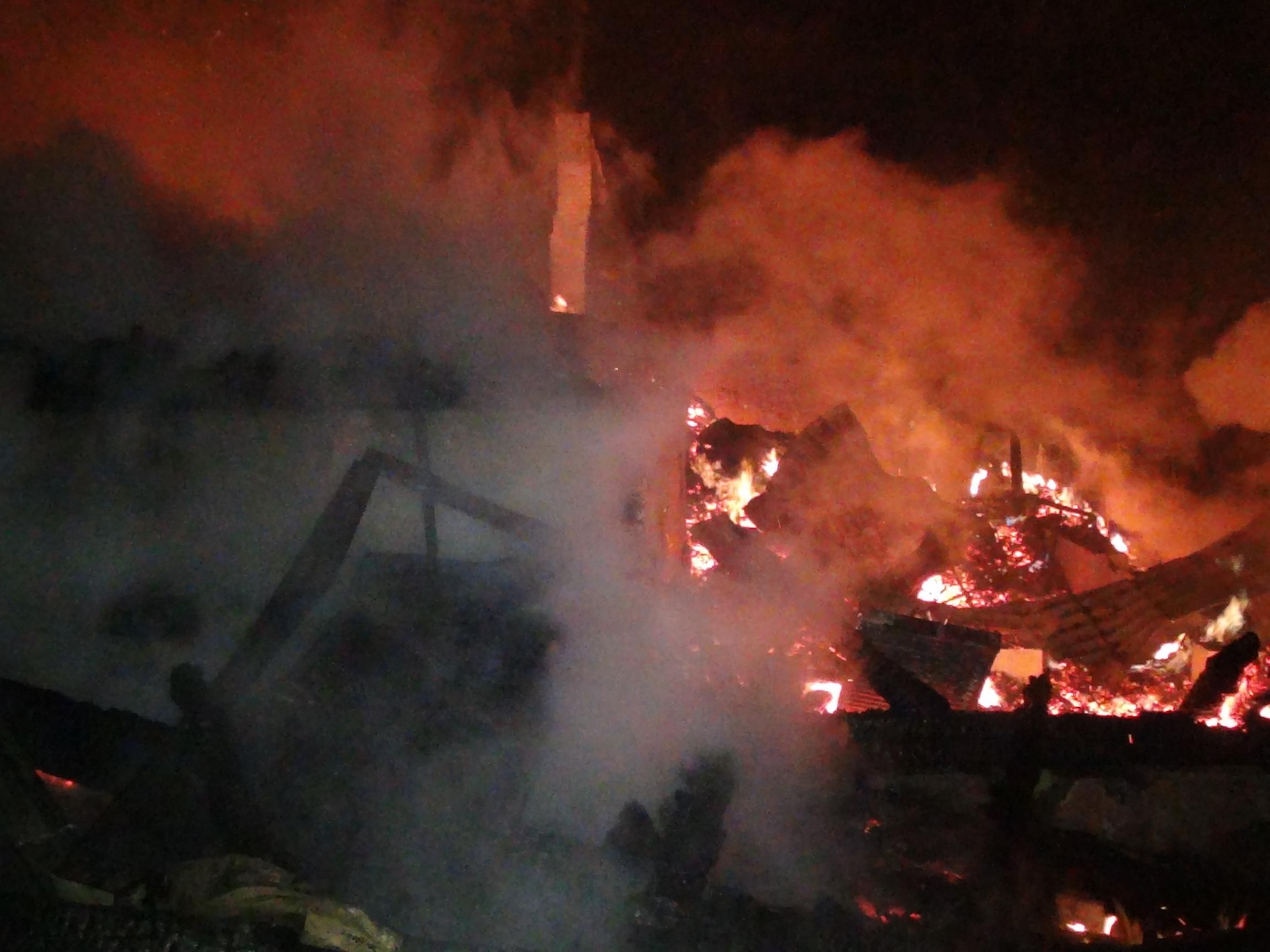 Поблизу Буковеля спалахнув готель: загинула людина