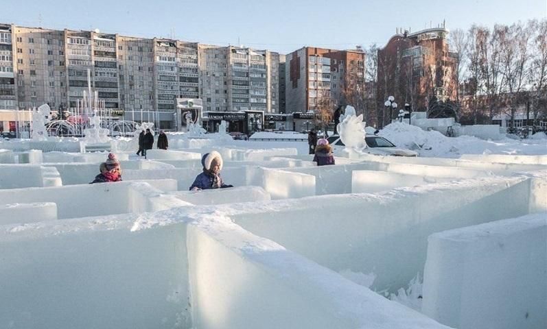 Без входа и выхода: в России для детей построили ледовый лабиринт, из которого не выбраться