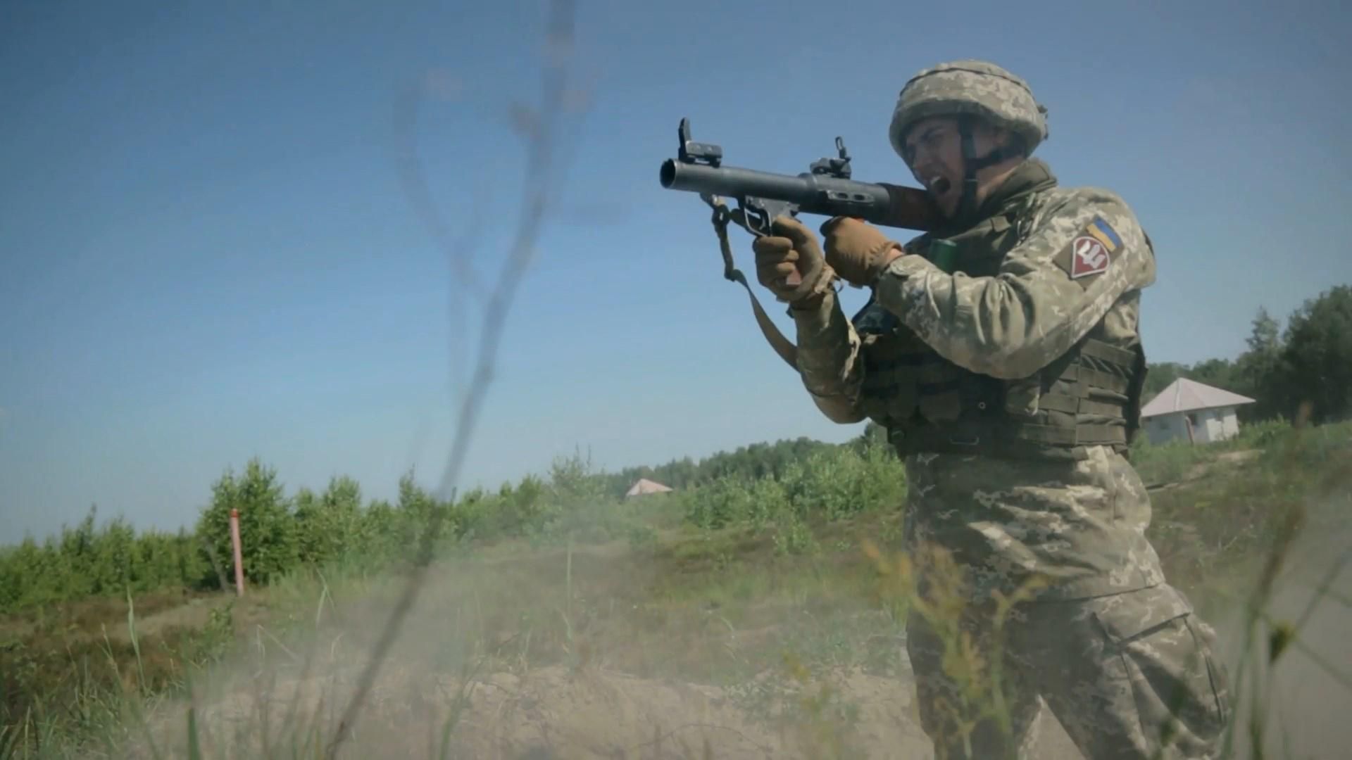 Каким мощным оружием овладевают солдаты во время учений: впечатляющие фото  и видео - 24 Канал