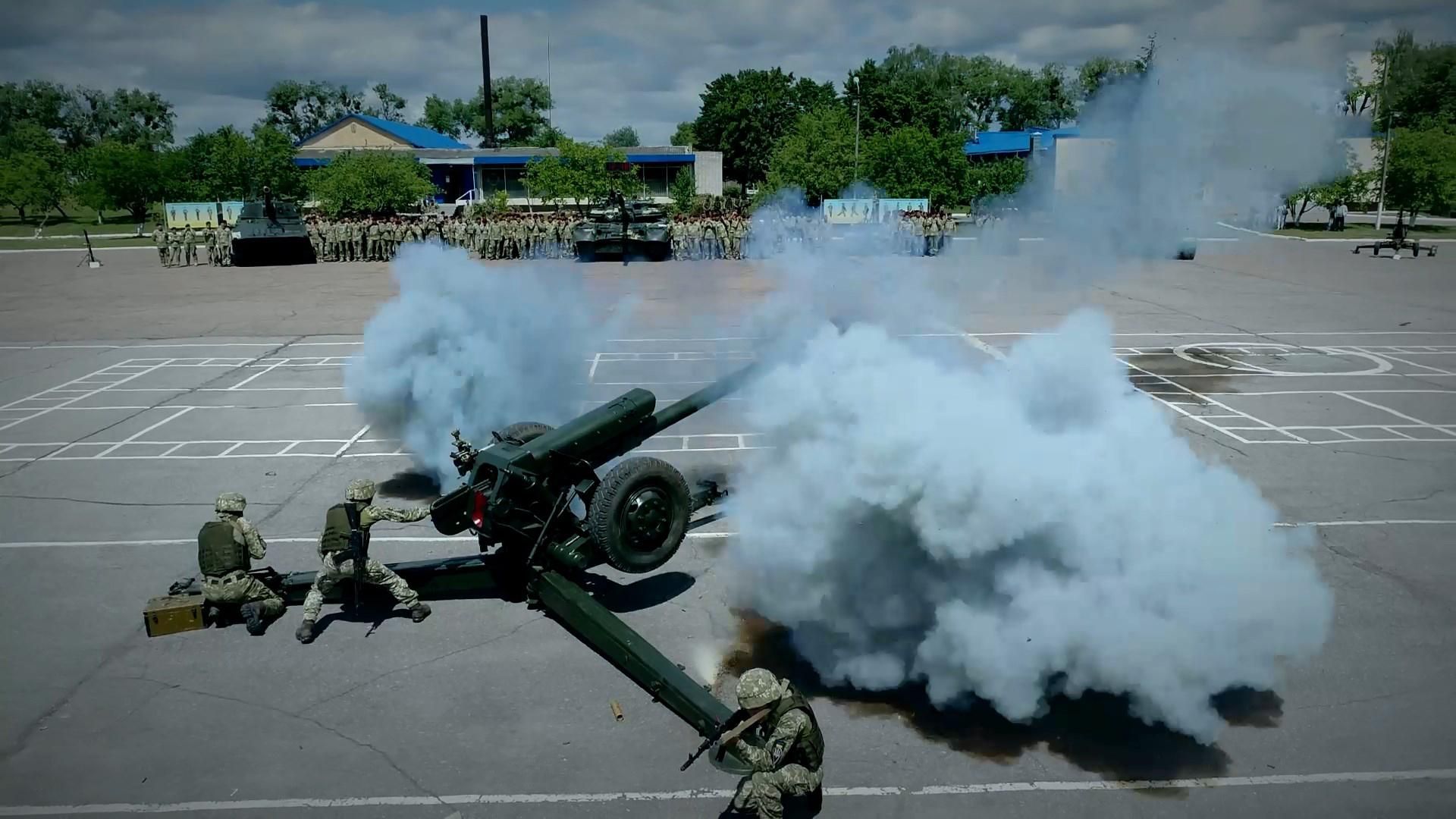 Побиті спини, лікті та коліна: як українські десантники готуються до феєричних виступів Побиті спини, лікті та коліна: як українські десантники готуються до феєричних виступів