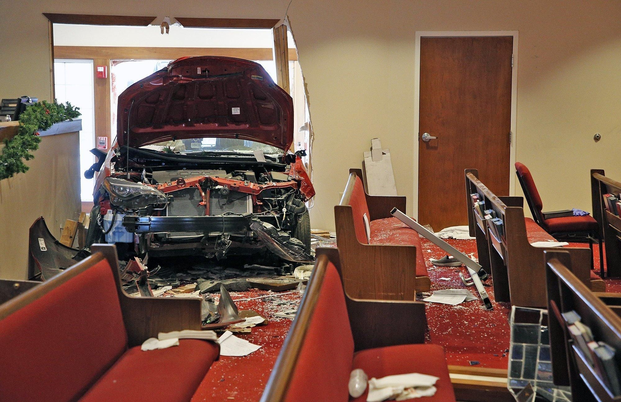 В американському штаті Огайо невідомий на автомобілі протаранив стіну церкви, є постраждалі