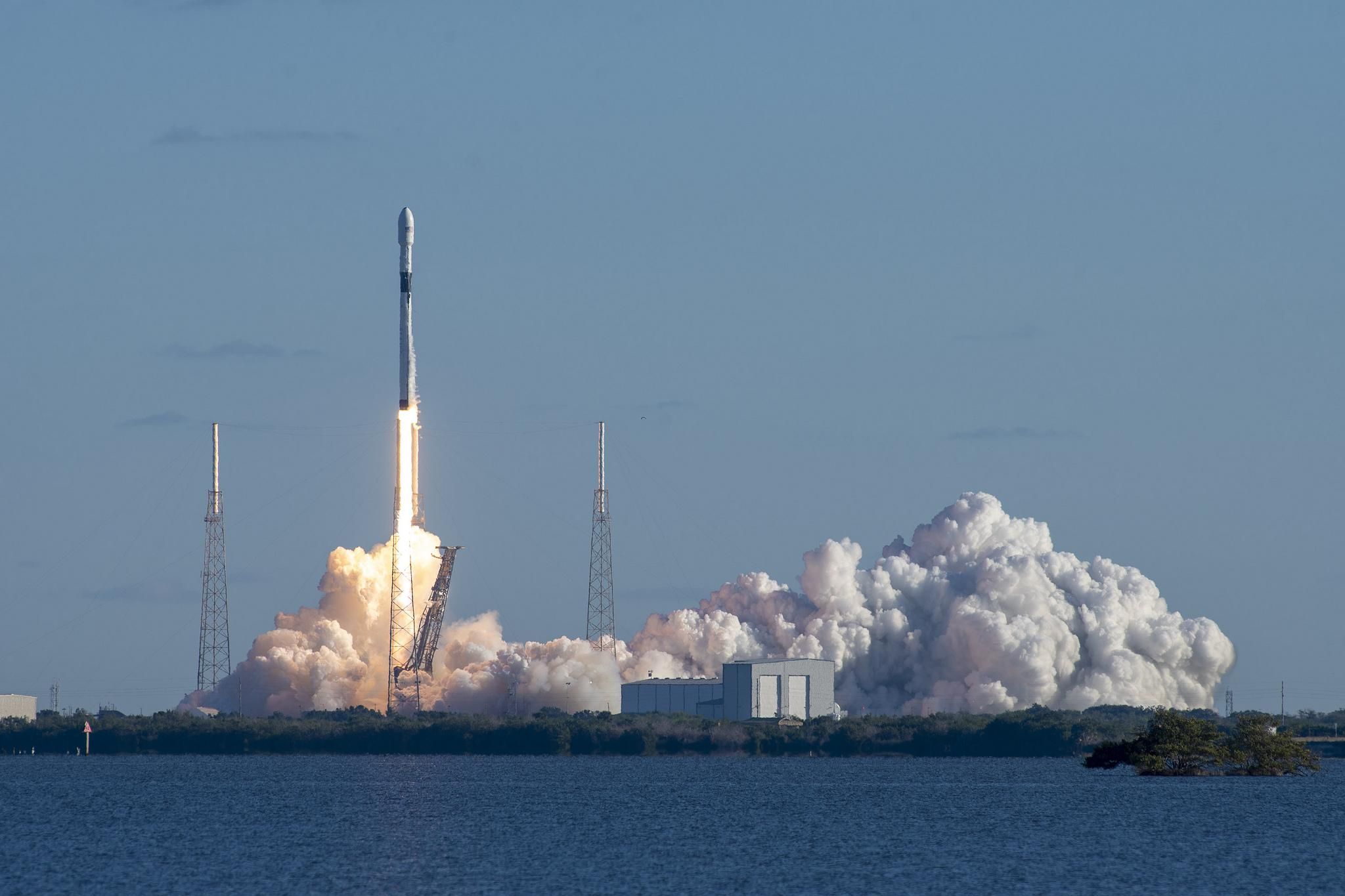 SpaceX успешно вывела на орбиту военный спутник США
