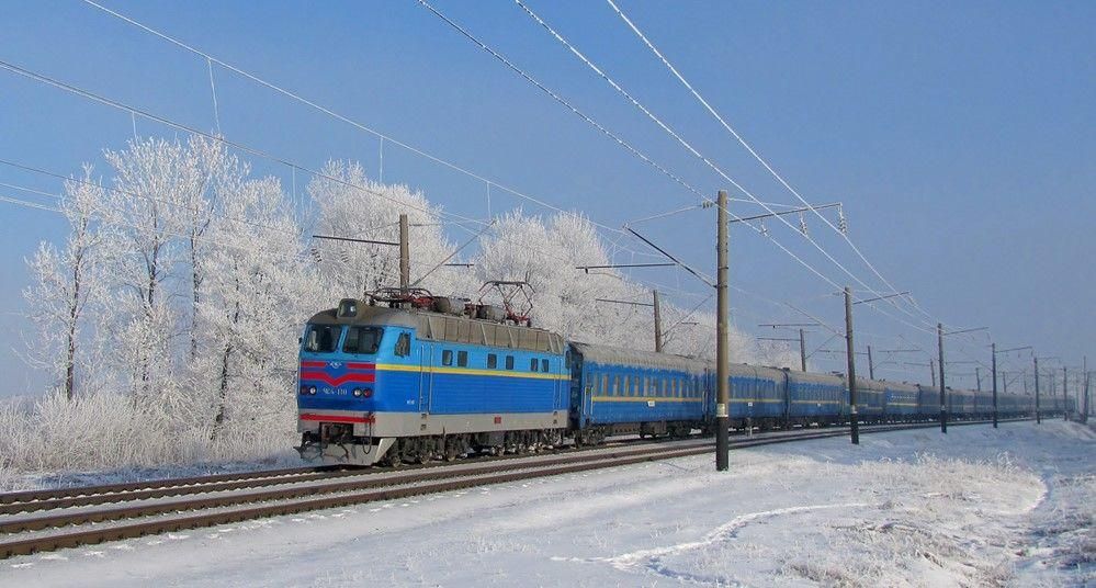 Потяг Рахів – Київ застряг у полі на Тернопільщині: відома причина