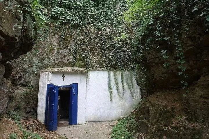 Скельний Свято-Троїцький храм Скельний Свято-Троїцький храм