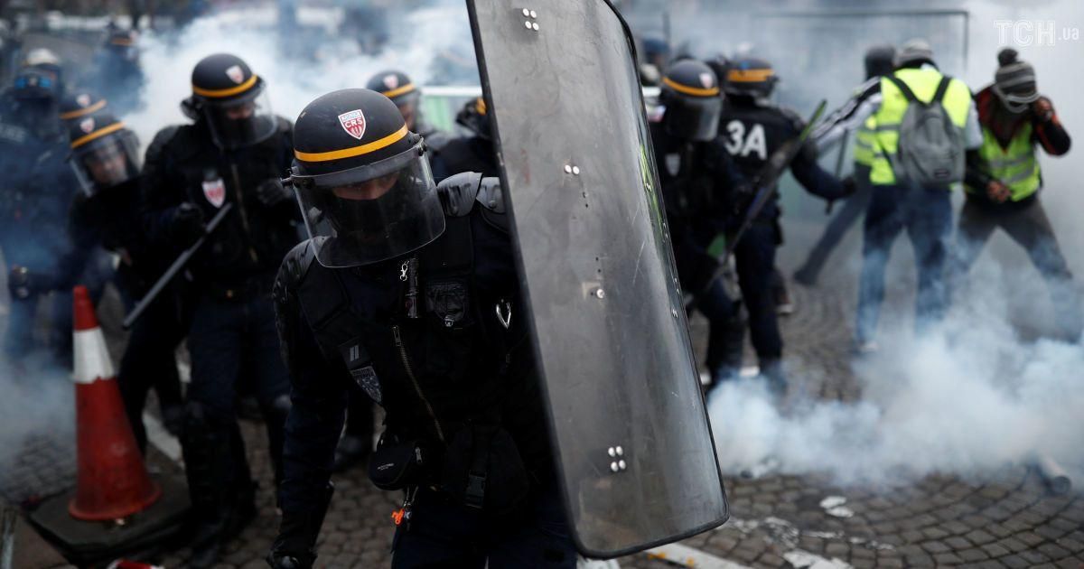 Протесты во Франции: Митингующие напали на 3 полицейских, один из них достал оружие – видео