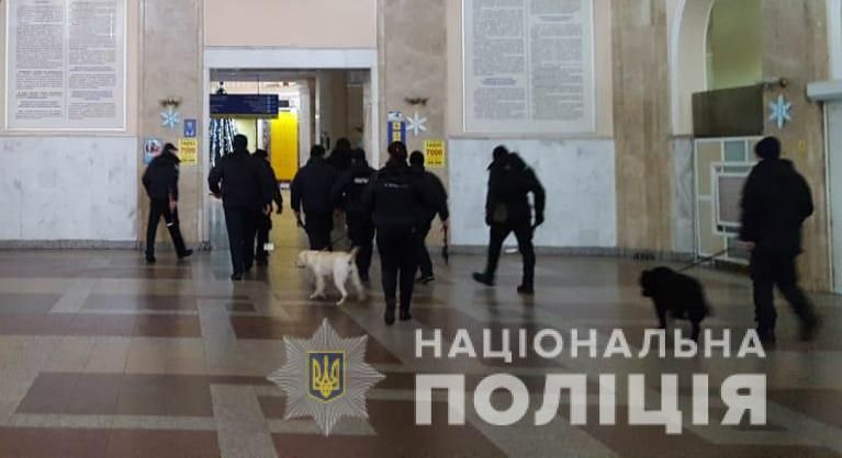 Через "мінування" автостанції та залізничного вокзалу в Одесі евакуювали 300 людей