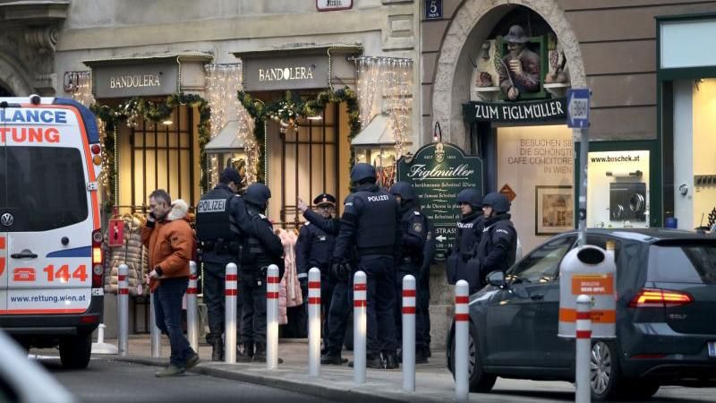 Стрілянина у центрі Відня: поліція затримала двох підозрюваних Стрілянина у центрі Відня: поліція затримала двох підозрюваних