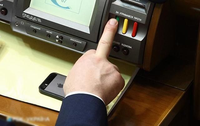 Большинство народных депутатов пропустили половину голосований Рады в декабре