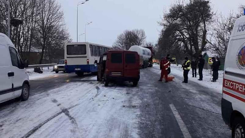 На Вінничині автобус міжнародного сполучення зіткнувся з Ford Transit: багато травмованих – фото