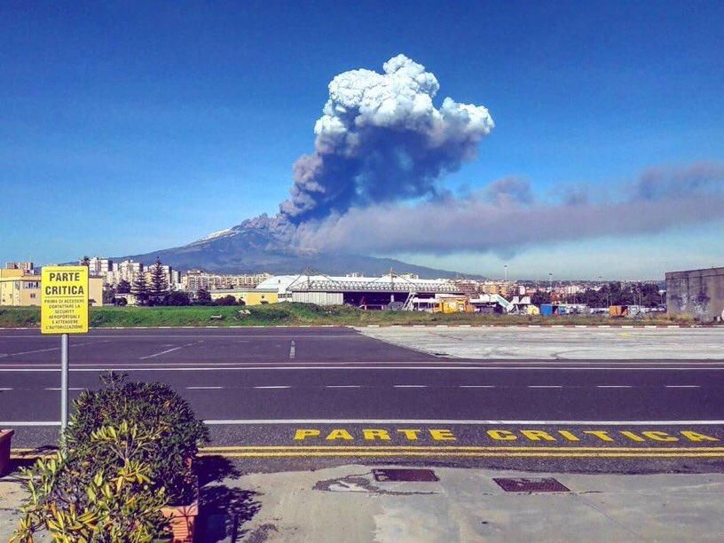 На Сицилии началось извержение вулкана Этна: фото и видео