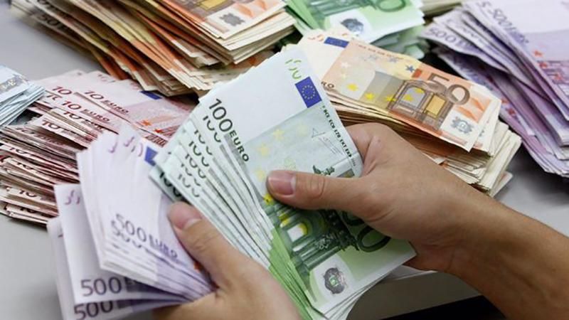 В Швейцарии люди нашли десятки тысяч евро в канализации: полиция позволила их оставить
