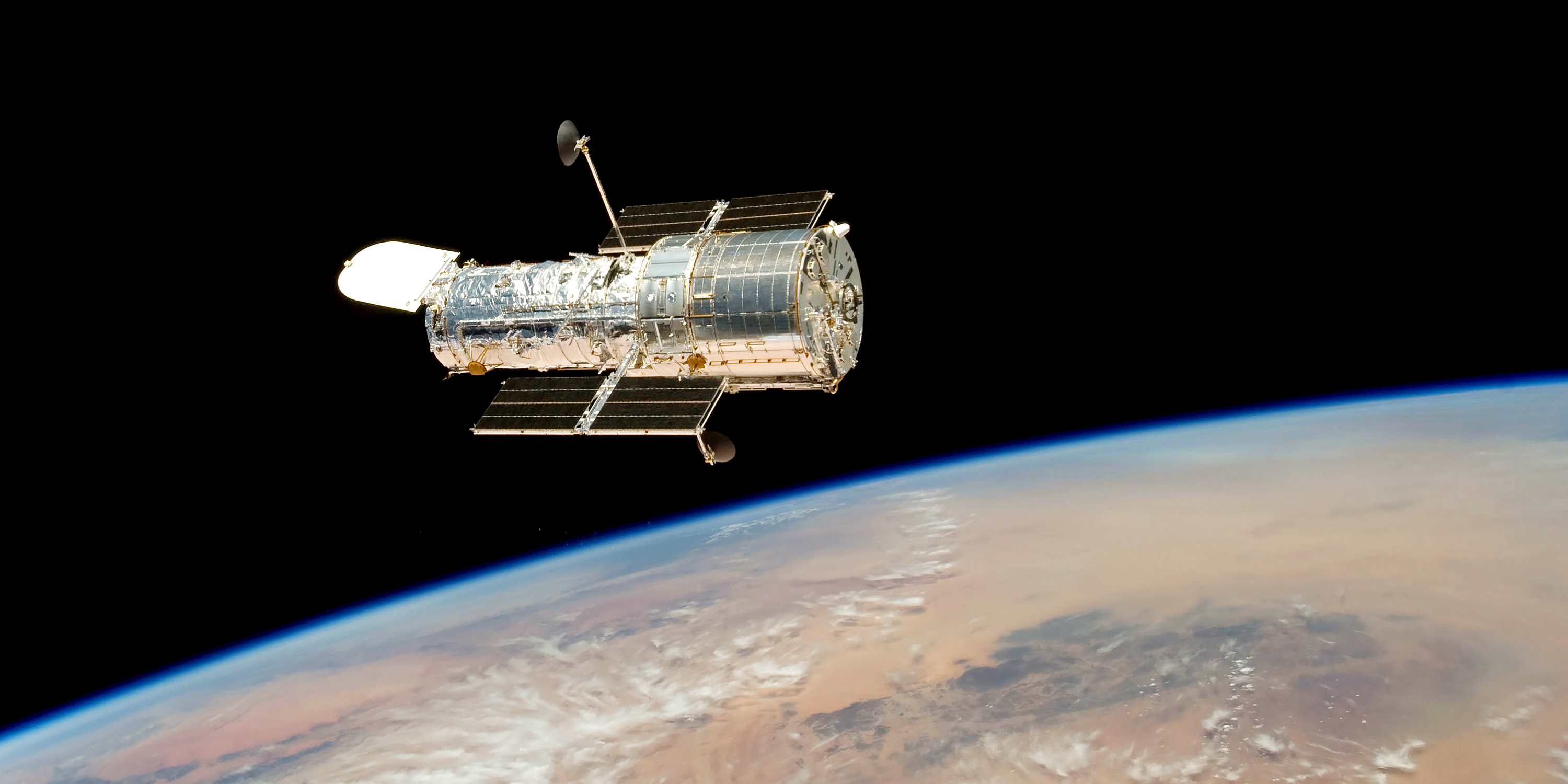 Hubble сделал удивительное фото космического "рождественского венка"